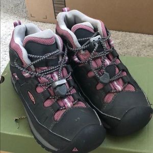 EUC Keen hiking shoes. Size 1 (BIG GIRL)